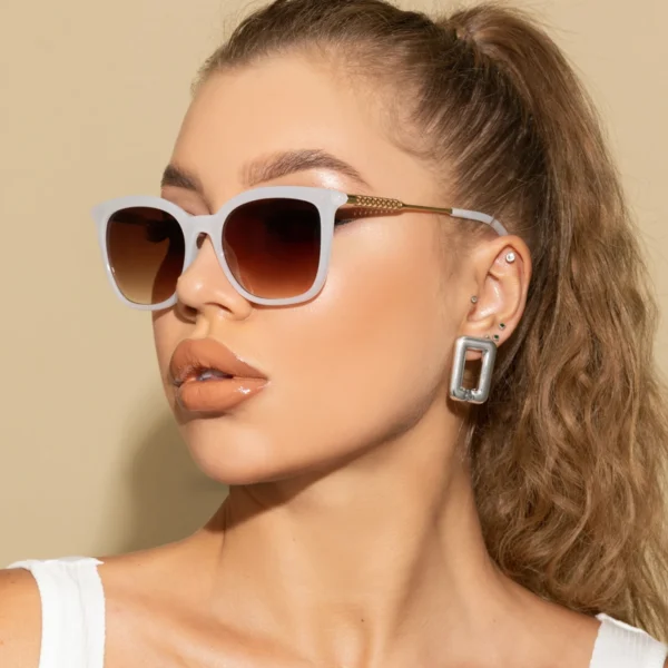 Gafas de Sol Cuadradas con Montura Transparente y Varillas Doradas | Lentes Degradadas UV400 | Gafas de Moda Retro Elegantes 2025 1