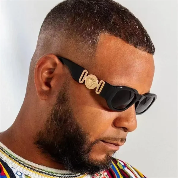 Gafas de Sol Rectangulares con Detalle Dorado – Elegancia Sutil y Estilo Actual. Protección UV 1